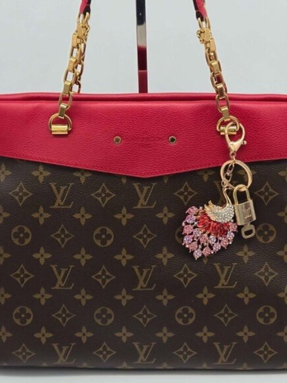Louis Vuitton Authentic Gold Padlock 🔑Key + Stylish Unbranded Peacock Bag Charm - Picture 9 of 9